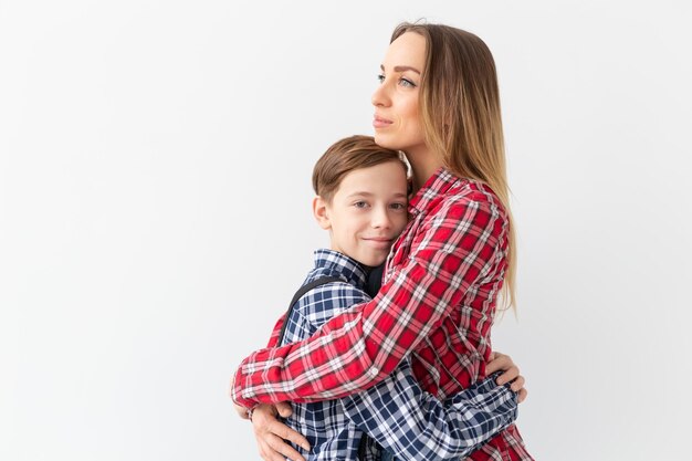 Mutter und Tochter stehen vor weißem Hintergrund