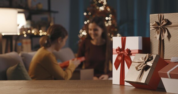 Mutter und Tochter tauschen Weihnachtsgeschenke aus