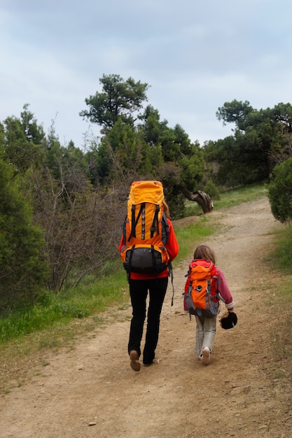 Mutter und Tochter wandern am Weg