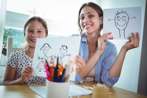 Mutter und Tochter zeigen ihre Zeichnungen