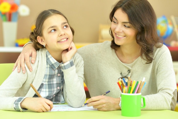 Mutter und Tochter ziehen zusammen