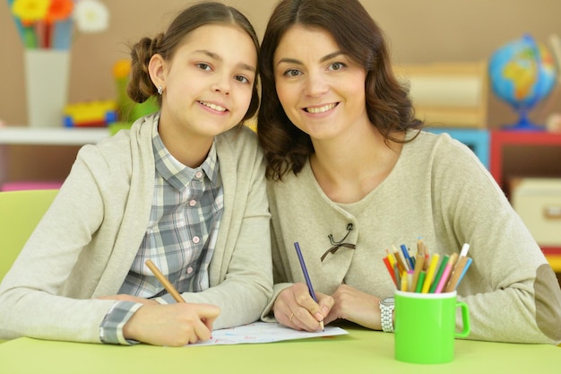 Mutter und Tochter ziehen zusammen