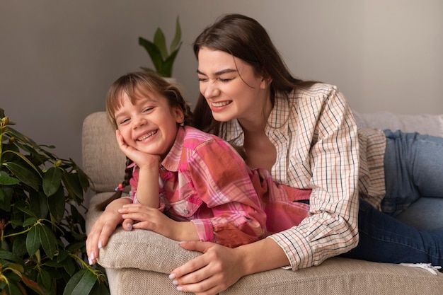 Foto mutter und tochter zu hause umarmen sich