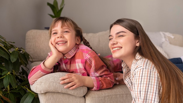 Foto mutter und tochter zu hause