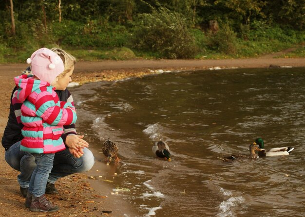 Mutter und Tochter zusammen am Strand