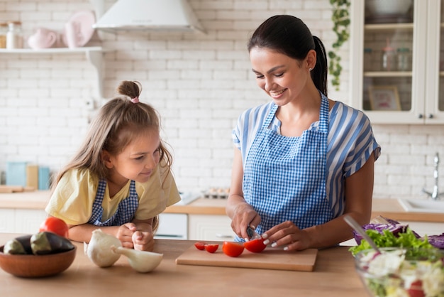 Mutter und Tochter zusammen in der Küche