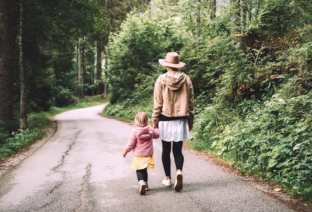 Mutter und Tochter zusammen in der Natur Familie Outdoor Abenteuerreisen Freizeitaktivitäten