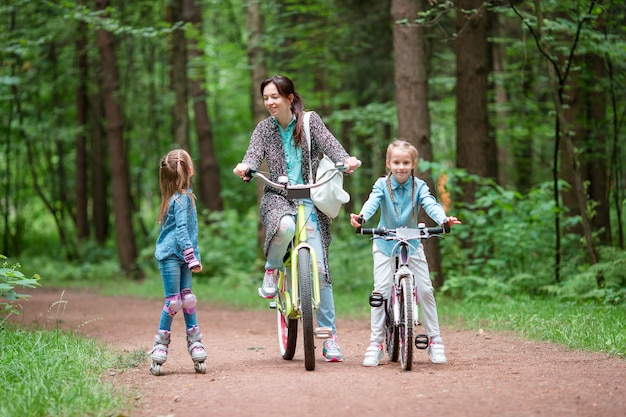 Mutter- und Tochterreitfahrrad am Park