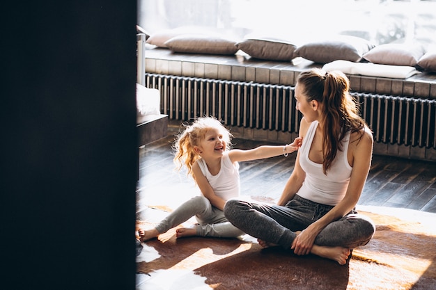 Foto mutter- und tochteryoga zu hause