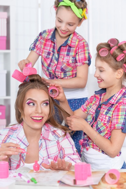 Mutter und Töchter machen Frisuren