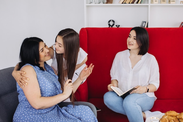 Mutter und Töchter ruhen im Wohnzimmer