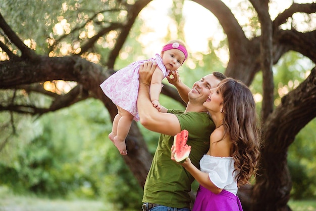 Mutter und Vater mit Baby im Freien