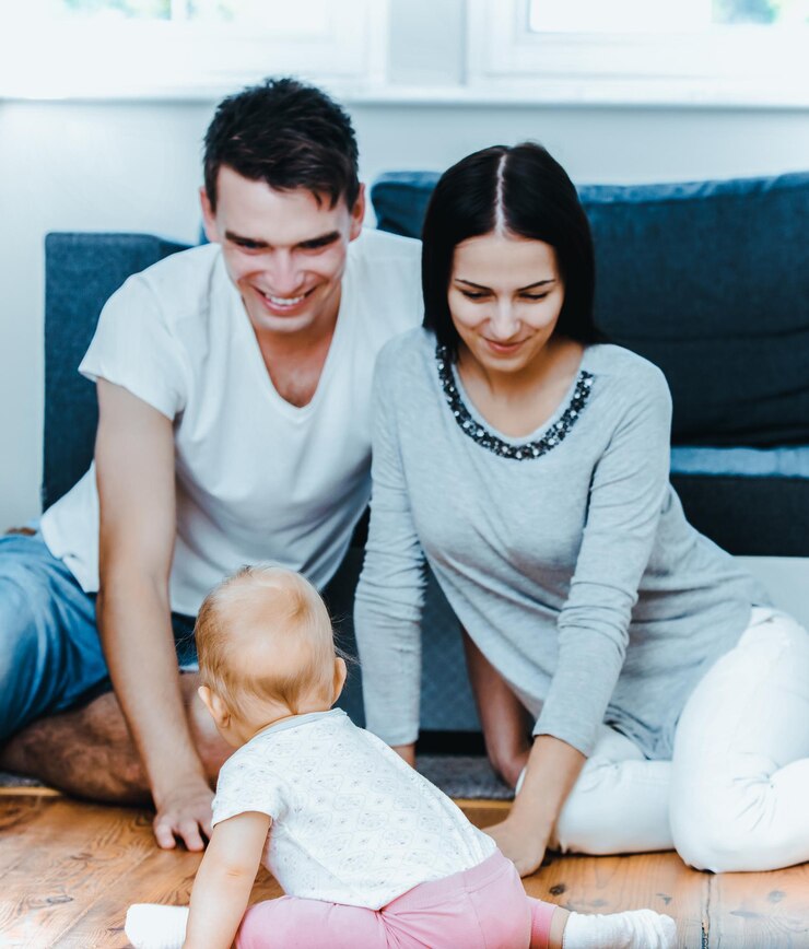 Foto mutter und vater spielen mit der tochter zu hause auf dem holzboden