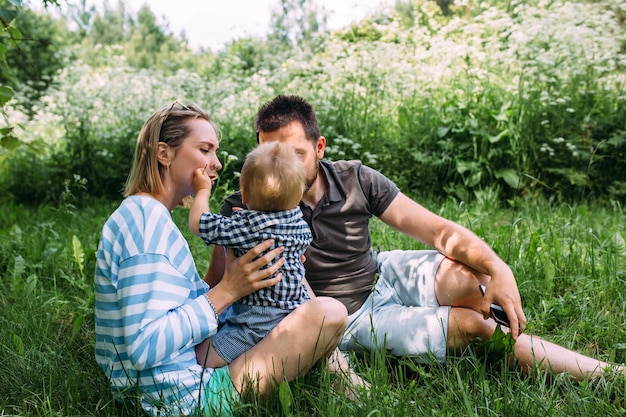 Mutter und Vater und der kleine Sohn verbringen den Sommer zusammen im Freien