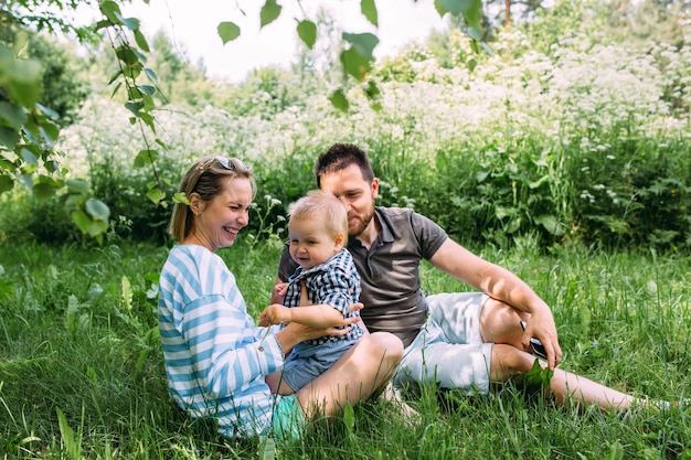 Foto mutter und vater und der kleine sohn verbringen den sommer zusammen im freien