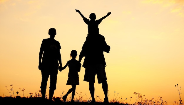 Mutter, Vater, Sohn und Tochter machen im Sommer einen Spaziergang im Park und haben Spaß