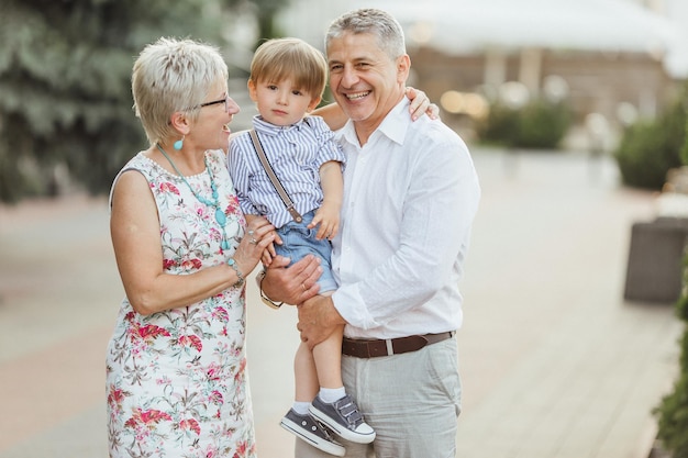 Mutter, Vater und Tochter, die sich im Freien amüsieren