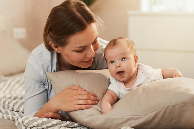 Mutter verbringt Zeit mit Tochter