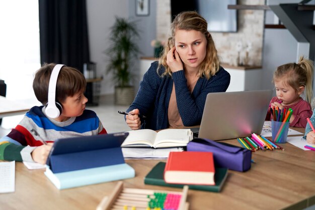 Mutter während des Heimbüros mit Kindern zu Hause