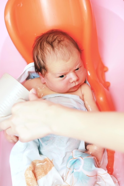 Mutter wäscht die Kinder Mutter und Kinder nehmen Wasserbehandlungen im Badezimmer Schaumspray