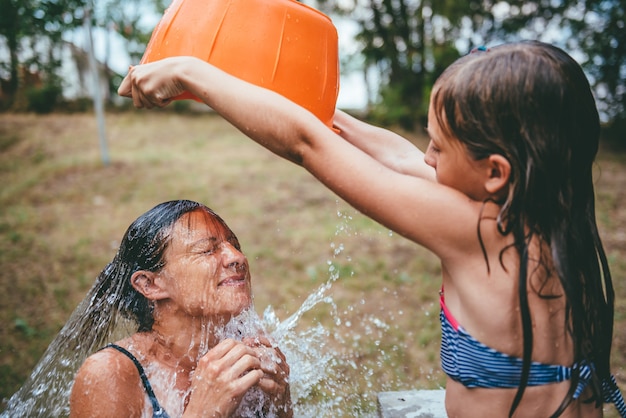 Mutter wird mit Wasser ins Gesicht gespritzt