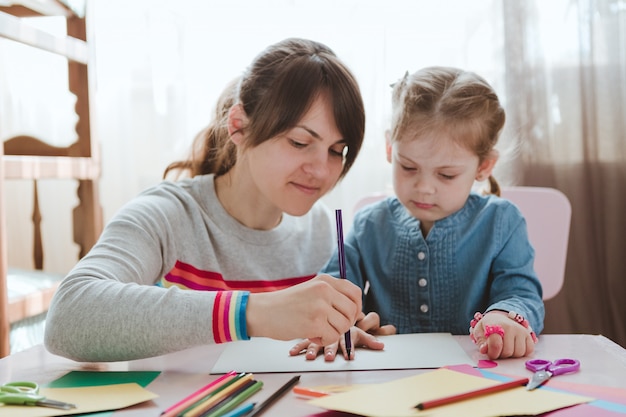 Mutter zeichnet mit ihrer Tochter