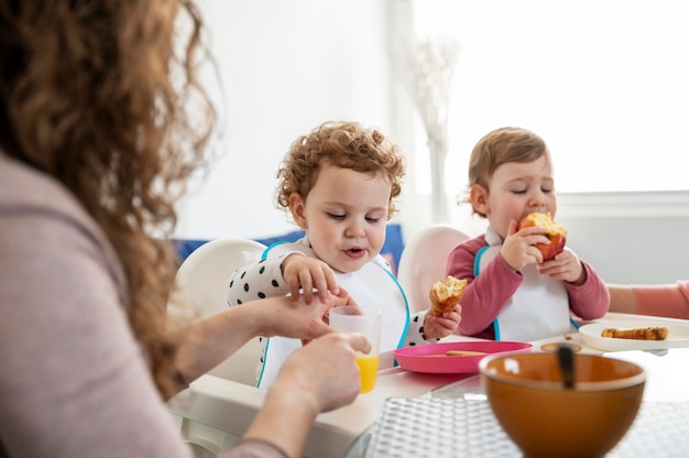 Foto mutter zu hause mit kindern beim mittagessen