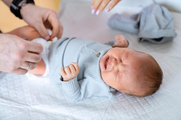 Mutterschaft hübsches Kind Lebensstil Neugeborenes Baby auf Händen halten