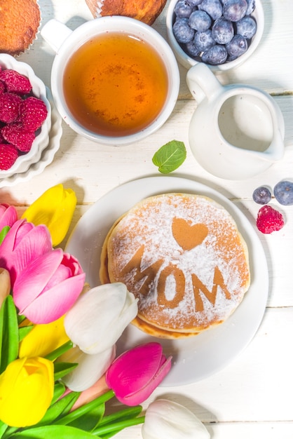 Foto muttertag brunch restaurant einladung konzept. verschiedene moms womans day menu hintergrund, mit traditionellem frühstück und mittagessen und getränkeset, mit blumen auf sonnigem weißem holzhintergrund