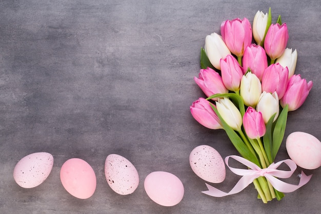 Muttertag, Frauentag, Ostern, rosa Tulpen, Geschenke auf grauem Hintergrund.