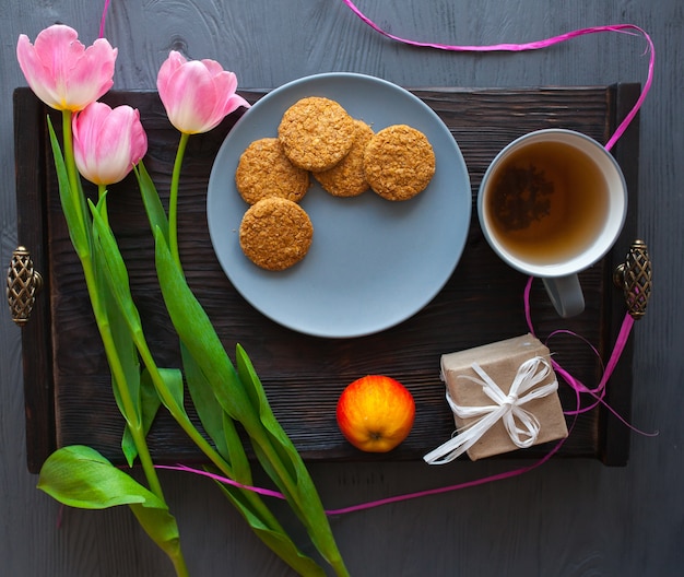 Muttertag. Frühstück und Tulpen