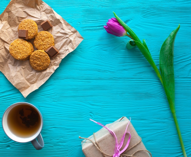 Muttertag. Frühstück und Tulpen