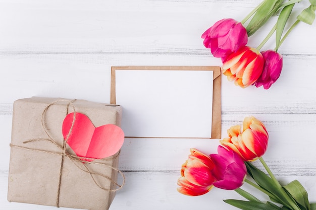 Muttertag-Konzept. Grußkarte mit Tulpen auf weißem Hintergrund.