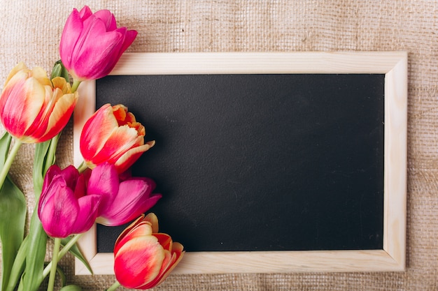 Muttertag-Konzept. Tafel mit Blumen.