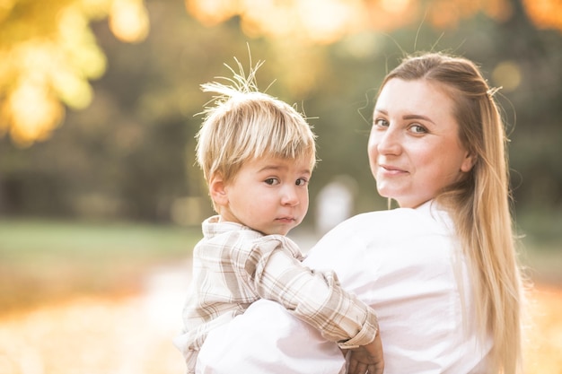 Foto muttertag liebe familie familie im herbst spaziergang in der natur im freien mutter und kind mit umarmender zärtlichkeit