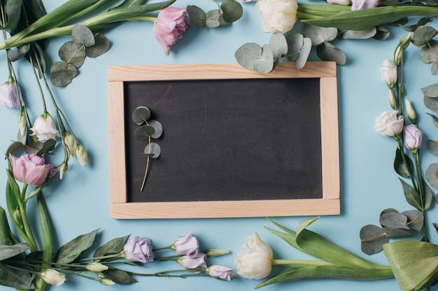 Muttertag Zusammensetzung: Eustoma, Eukalyptus, Tulpen, Tafel