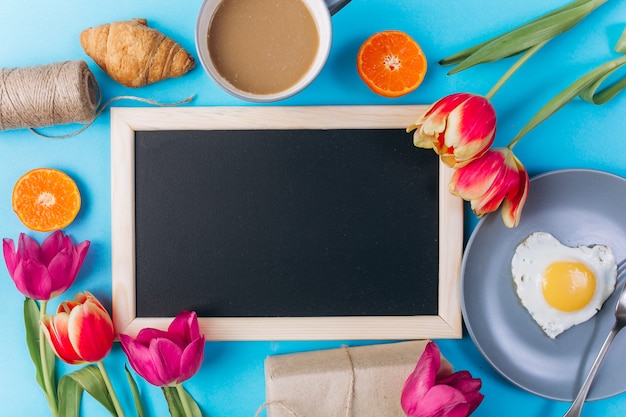 Muttertag Zusammensetzung. Frühstück mit Tulpen auf blauem Hintergrund.