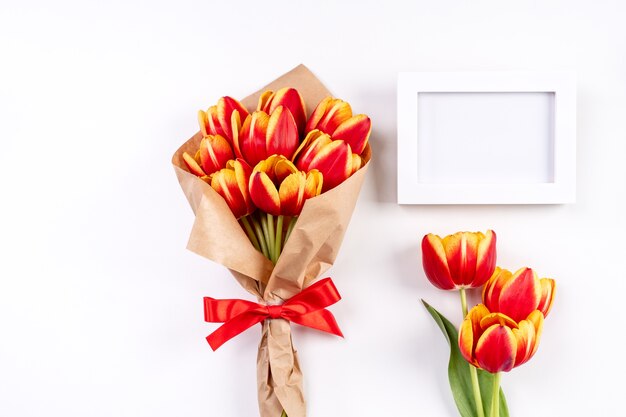 Muttertagsgeschenk-Designkonzept mit Tulpenblumenstrauß