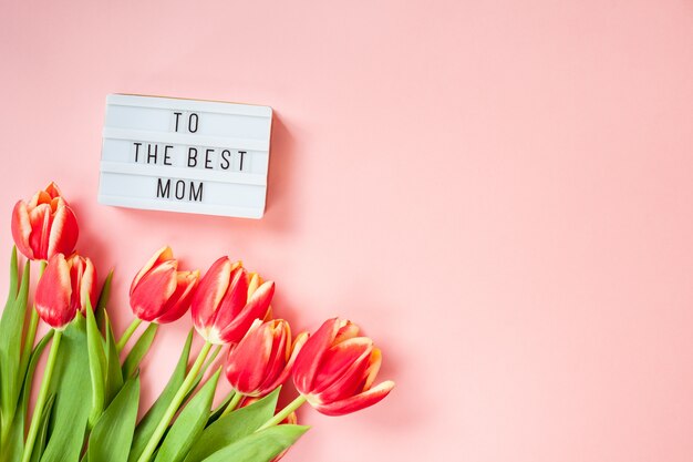 Foto muttertagsgrußkarte mit roten tulpenblumen