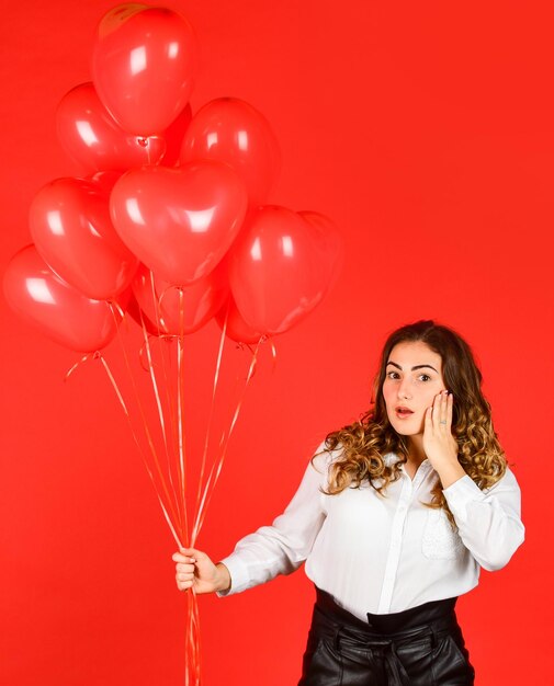 Muttertagsmädchen bekam Herzballon vom Valentinstag Liebe und Freude glückliche Frau Luftballon Haufen Geschenk 14. Februar Lieblingsurlaub Überraschung mit Liebe Heliumballon für Party Happy Valentines Day