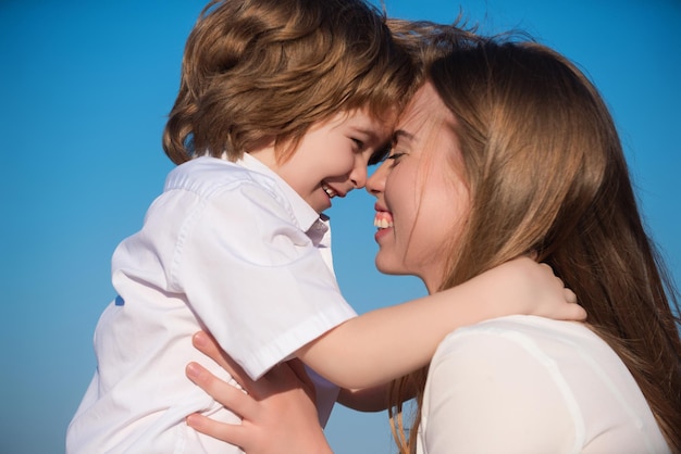 Mutterumarmung Porträt von Mutter und Kind, die Mutter umarmt und Sohn umarmt Muttertag Liebe Fa