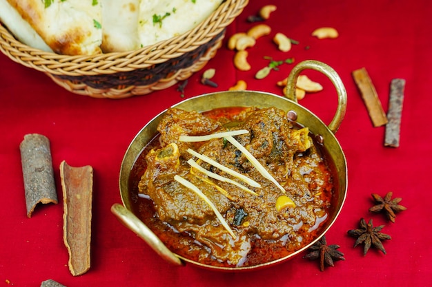 Mutton bhuna korma rogan goshat com pão servido em karahi isolado na mesa vista de cima da comida indiana paquistanesa e punjabi picante