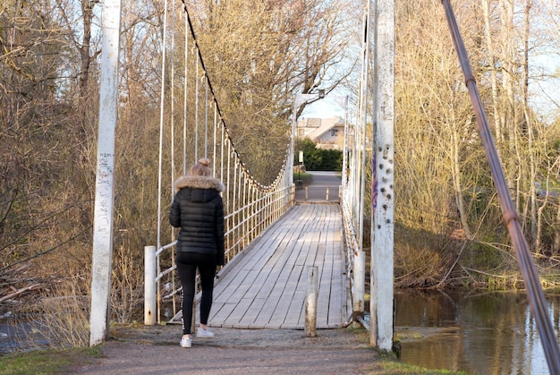 La muy antigua pasarela colgante a través de un pequeño río en Estonia