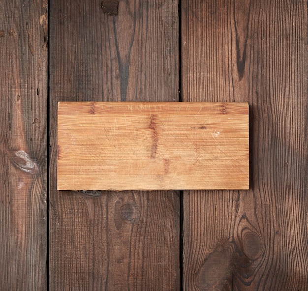 Muy antigua tabla de cortar rectangular de madera vacía