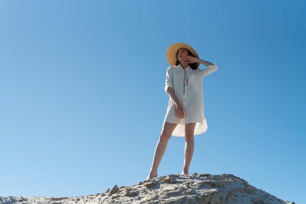 muy atractiva mujer sonriente delgada en la playa soleada en ropa de tendencia de moda de estilo de verano feliz, gratis