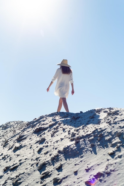 muy atractiva mujer sonriente delgada en la playa soleada en ropa de tendencia de moda de estilo de verano feliz, gratis