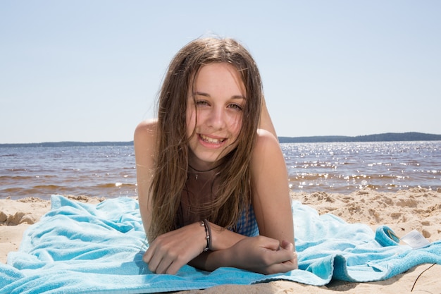 Muy bonita niña en la playa en verano