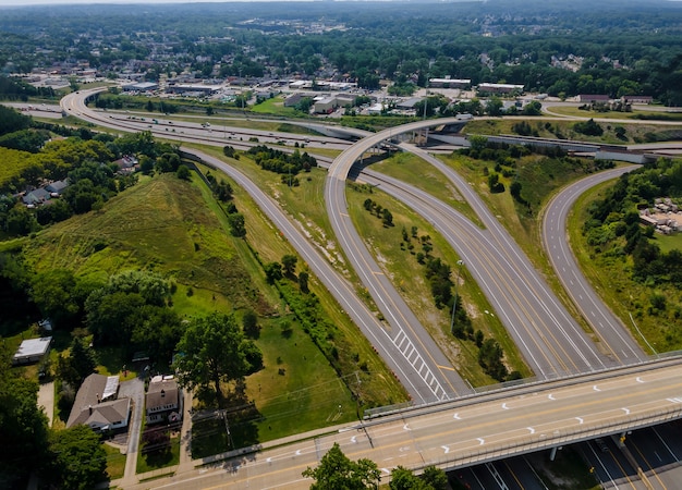 Muy por encima de las carreteras e intercambia la banda de carreteras y la interestatal lo lleva por una autopista de transporte rápido en la vista aérea de Cleveland Ohio