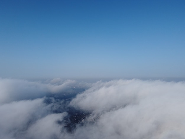 Muy por encima de la espesa niebla, como un hermoso océano de nubes al amanecer. El sol se eleva sobre el infinito