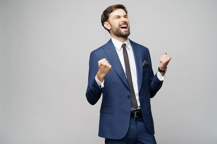 Foto muy feliz ganador exitoso empresario gesticular sobre fondo gris